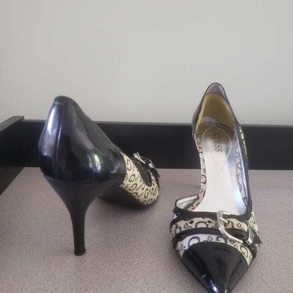 Guess Monogram Print Buckle Pump Size 8 - Picture 4 of 7